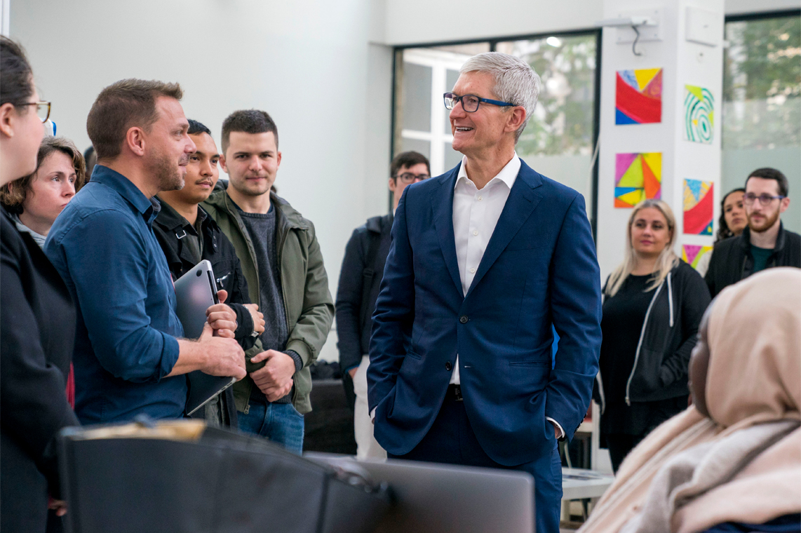 Tim Cook pdg d'Apple inaugurant nos locaux pour le projet Apple Foundation.